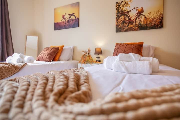 Dormitorio doble con detalles azules