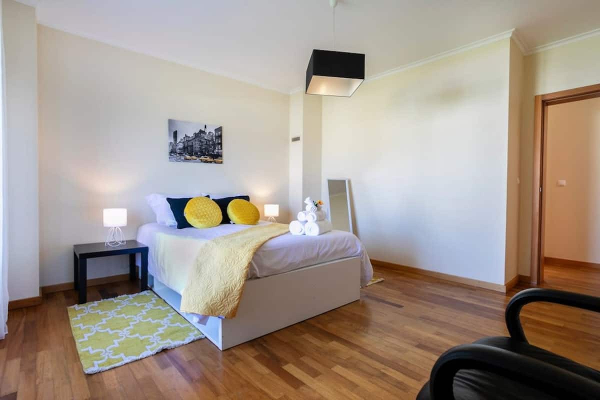 Amplio dormitorio de Park House con cálido suelo de madera