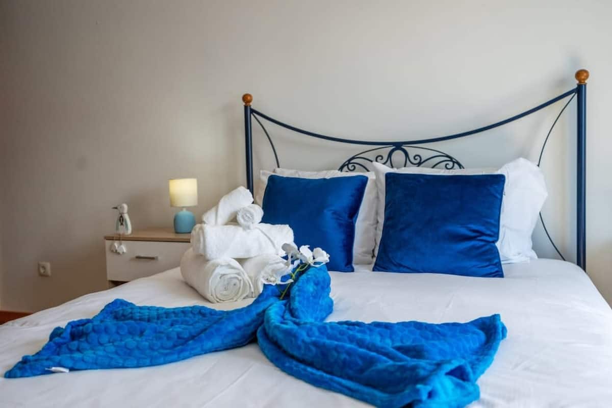 Dormitorio azul con una paleta luminosa inspirada en la isla
