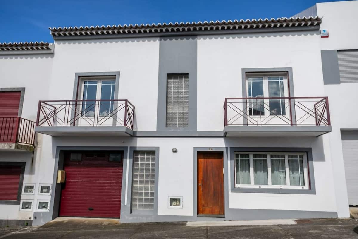 Exterior blanco de Park House en Ponta Delgada