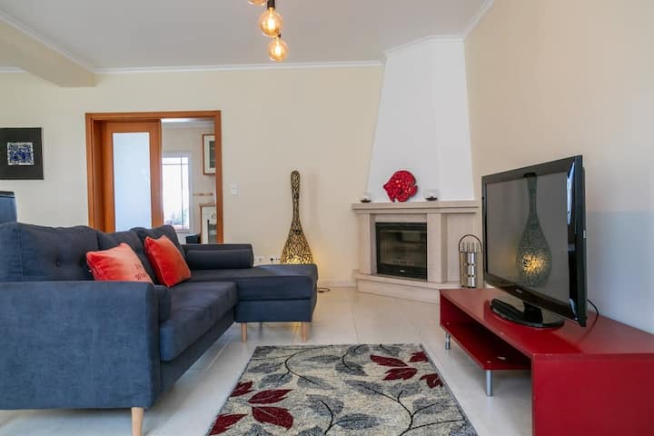 Salón de Park House con sofás, televisión y chimenea