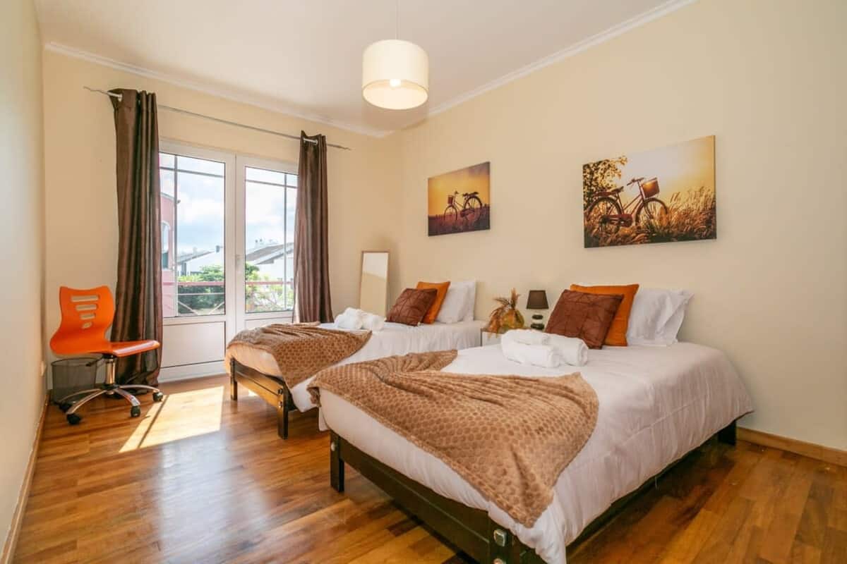 Dormitorio luminoso con dos camas individuales en Park House